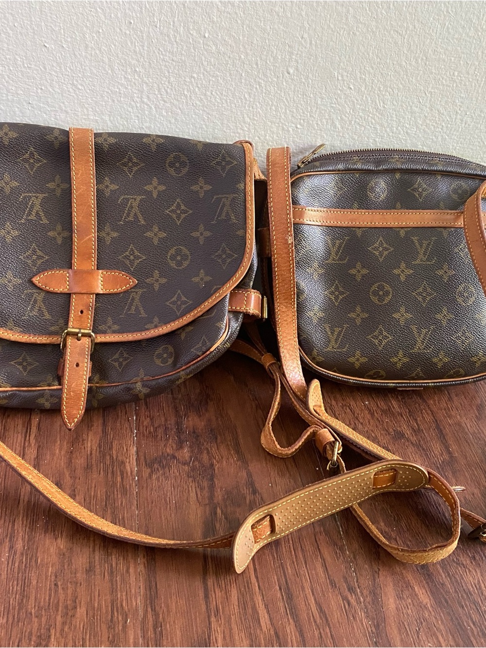 Louis Vuitton Monogram Crossbody Shoulder Bag in Brown with Tan Trim
Jeune fille - Picture 2 of 16